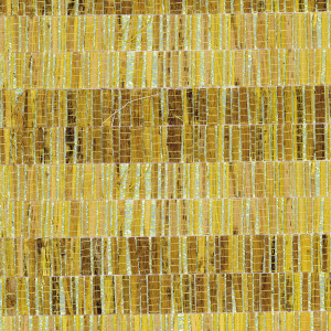 Close-up van het Arte Fringe behang (40324) met een mozaïekachtig patroon van verticale stroken in warme gele en bruine tinten.