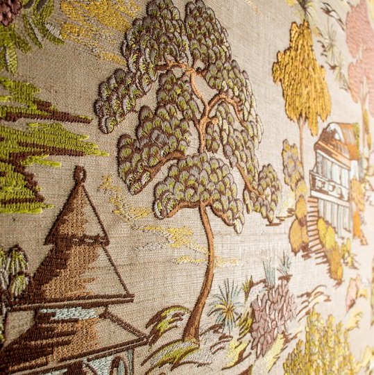 Detailopname van het Arte Gardens of Okayama behang met een Japans geïnspireerd tuinlandschap in borduureffect.