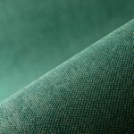 Close-up van de groene Arte Granville Behan wandbekleding met zichtbare textuur.