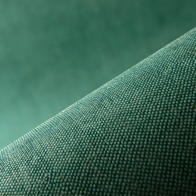 Close-up van de groene Arte Granville Behan wandbekleding met zichtbare textuur.