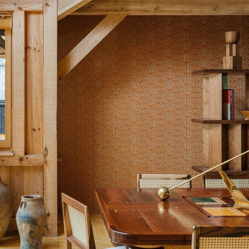 Houten interieur met geometrisch Arte Icarus Alata 15711-behang in warme aardetinten.