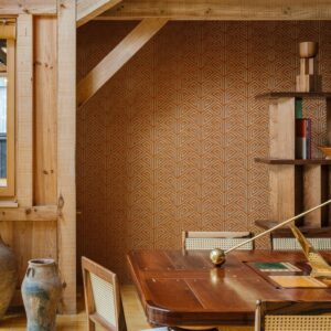 Houten interieur met geometrisch Arte Icarus Alata 15711-behang in warme aardetinten.