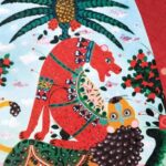 Kleurrijke illustratie van een rood mythisch wezen uit de Arte-Icarus_Armalu_15750-Rosso collectie, leunend op een gestileerde leeuw tussen palmbomen en bloemen.