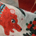 Detail van een kunstwerk op harige stof met een rood dierfiguur en kleurrijke abstracte patronen uit de Arte-Icarus Armalu 15750 collectie.