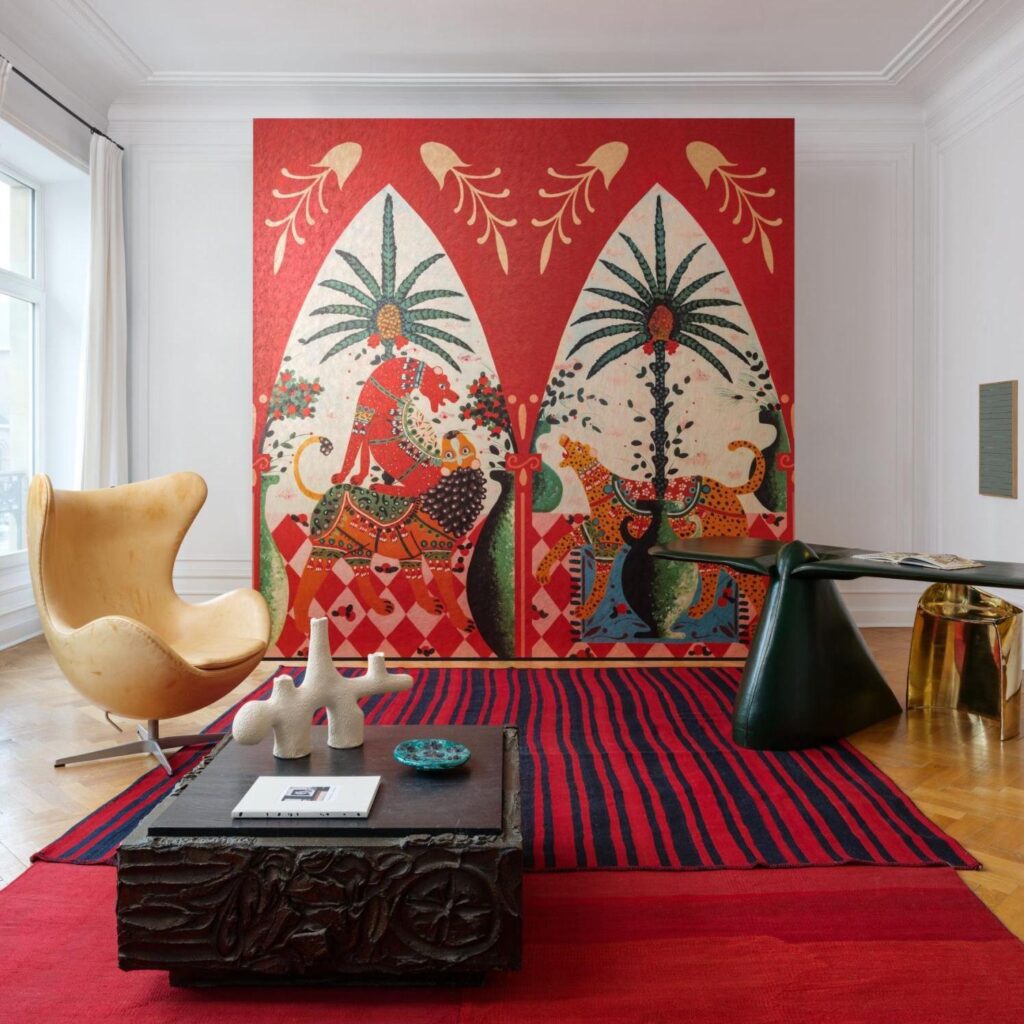 Sfeervolle woonkamer met opvallend Arte Icarus Armalu 15750 wandpaneel met kleurrijke mythische dieren en palmbomen.