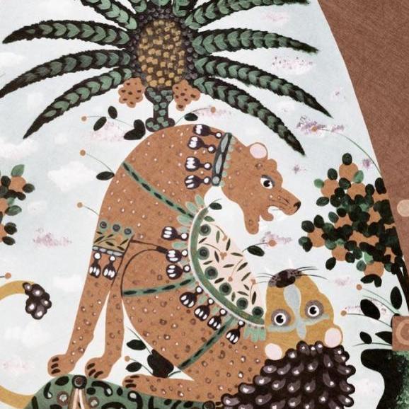 Gestileerde afbeelding van een versierde leeuw en luipaard in gevecht onder een decoratieve palmboom, uit de serie Arte-Icarus_Armalu_15751-Bronzo.