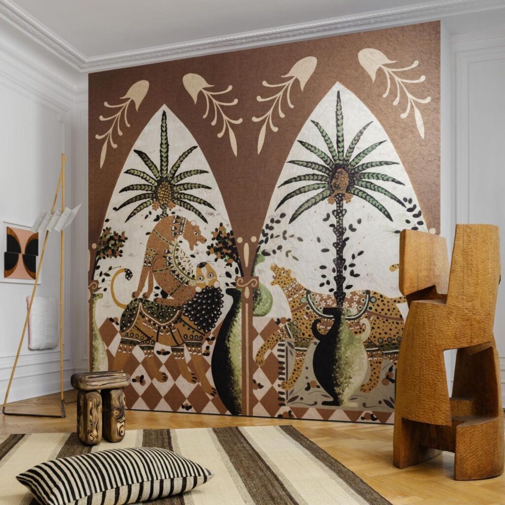 Sfeervolle interieurkamer met het kunstzinnige behang “Arte Icarus Armalu 15751”, met exotische dieren en palmen in warme aardetinten.