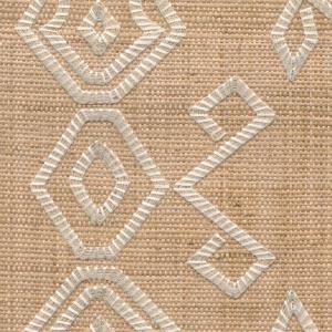 Beige behang met een geweven structuur en witte geometrische patronen uit de Arte Icarus Indomito 15701 collectie.