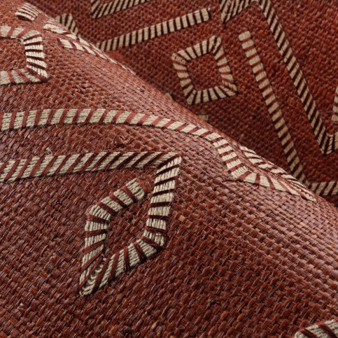 Detail van het Arte Icarus Indomito 15703 wandbekledingsmateriaal met een roodbruine geweven textuur en geometrische patronen.