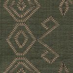 Donkergroen Arte Icarus Indomito 15704 behang met een geometrisch patroon van beige ruiten en lijnen.