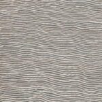Grijs behang met een golvend, reliëfachtig patroon uit de Arte Icarus Penumbra collectie.