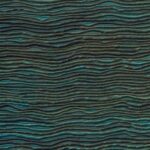 Textuur van Arte Icarus Penumbra 15741 Peacock behang met golvende, donkergroene lijnen.