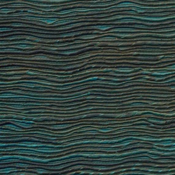 Textuur van Arte Icarus Penumbra 15741 Peacock behang met golvende, donkergroene lijnen.