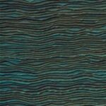 Donkerblauw-groen Arte Icarus Penumbra 15741 behang met een golvend, gelaagd textuurpatroon.