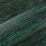 Detailopname van het textielpatroon 'Penumbra' uit de Arte Icarus-collectie, met golvende lagen in groen- en blauwtinten.