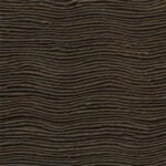 Donkerbruin Arte Icarus Penumbra 15743 behang met een golvend, horizontaal lijnpatroon en textuur.