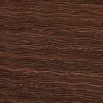 Donkerbruin behang met een golvend, houtnerfachtig patroon uit de Arte Icarus Penumbra-collectie.