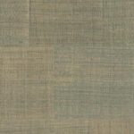 Vlak patroon van Arte Icarus Telaio 15726 behang met een geweven textielachtige structuur in groene en beige tinten.