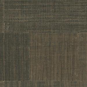 Donkerbruin behang met een geweven textuur en patchworkpatroon uit de Arte Icarus Telaio collectie.
