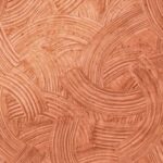 Roodbruin behang met een reliëfstructuur in brede, gewelfde penseelstreken uit de Arte Impasto 60100 collectie van Buningh.