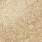 Beige behang met een reliëfpatroon van gebogen penseelstreken uit de Arte Impasto 60101 collectie van Buningh.