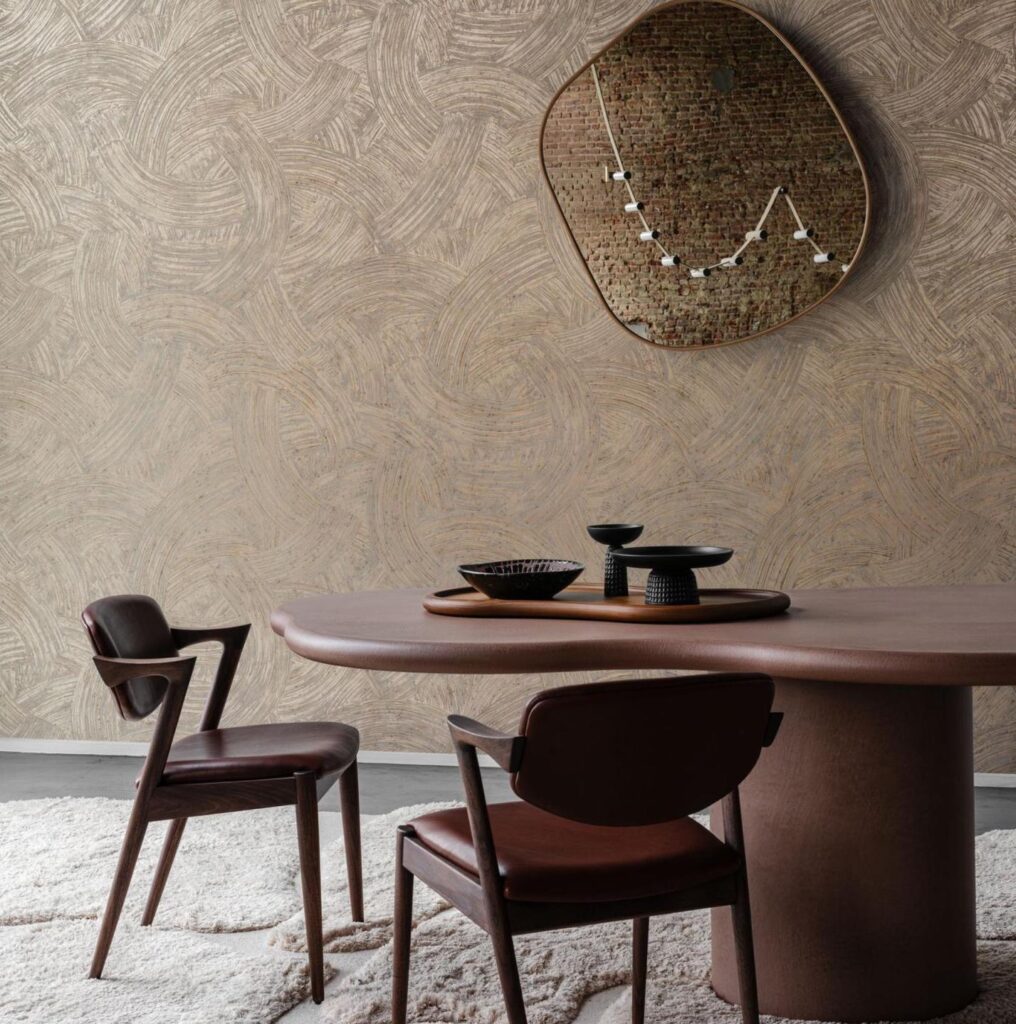 Modern interieur met Arte Impasto 60102 behang, een organisch gevormde spiegel en een stijlvolle eettafel met donkerhouten stoelen.