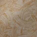 Decoratief Arte Impasto 60102 behang met een patroon van brede, overlappende penseelstreken in warme bruintinten.