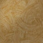 Behang met een goudbruine impasto-structuur en opvallend geborsteld patroon uit de Arte Impasto 60103 collectie van Buningh.