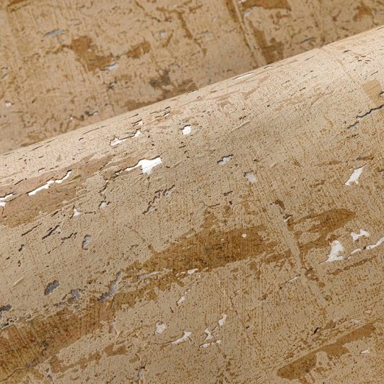 Close-up van het Arte International Eclat 48011 Les Forêts behang in white patina met een natuurlijke, verweerde textuur.