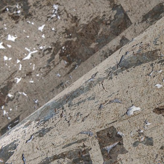 Close-up van het Arte International Éclat 48042 Smoke Les Forêts behang met een verweerd, metallic bosmotief.