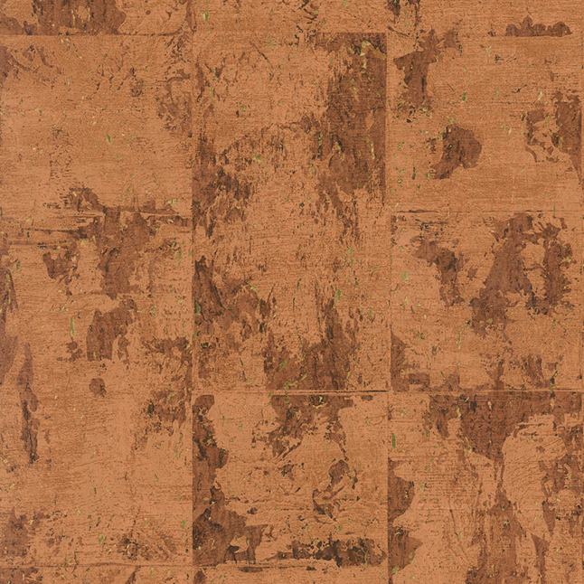 Roodbruin behang met een natuurlijke kurkstructuur en subtiele goudgroene accenten uit de Arte International Eclat Les Forêts collectie.