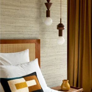 Sfeervolle slaapkamer met Arte Infini 48022 sandstone behang, retro details en warme aardetinten.