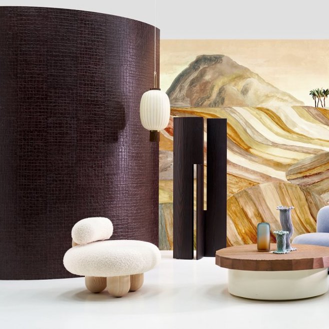 Modern interieur met de Arte International Kharga Zerzurra 74060-1 behangcollectie als sfeervolle berglandschap-achtergrond.