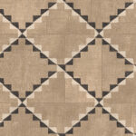 Beige behang uit de Arte Janela Gitane collectie met een geometrisch ruitpatroon in zwart en wit.