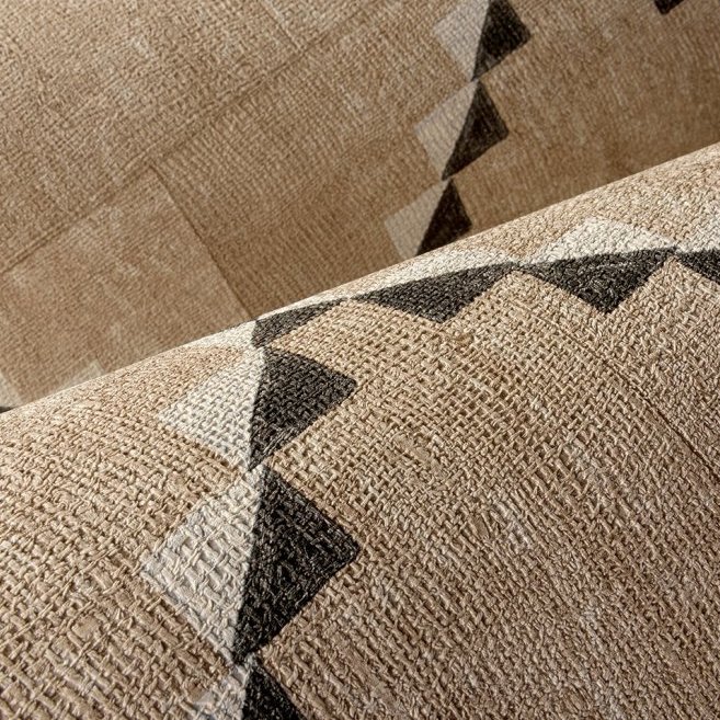 Close-up van het Arte Janela behang uit de Gitane collectie met een geometrisch patroon op een geweven textuur.