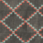 Donker Arte Janela behang uit de Gitane collectie met een geometrisch patroon van rode en turquoise driehoeken in een ruitvormig ontwerp.