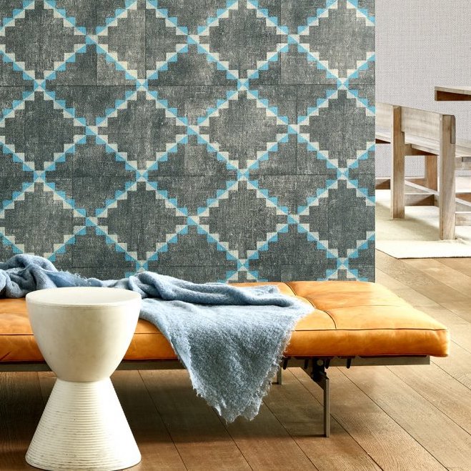 Moderne interieursetting met Arte Janela behang uit de Gitane collectie in geometrisch patroon en blauwe accenten.