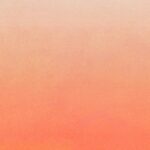 Vervagend Arte-Joy Zenitude JOY85-behang met een zachte kleurverloop van lichtroze naar warm oranje.