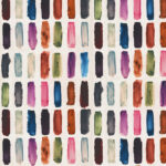 Herhalend patroon van kleurrijke, verticale penseelstreken op een lichte achtergrond uit het Arte Joy Zest JOY71 behang.