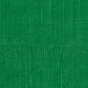Emeraldgroen Arte Katan Silk behang met een subtiele, linnenachtige textuur en verticale draadeffecten.