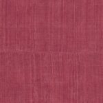 Wijnrood behang met een zijden textuur en subtiele verticale lijnen uit de Arte Katan Silk collectie.
