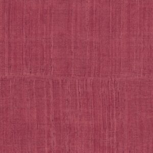 Wijnrood behang met een zijden textuur en subtiele verticale lijnen uit de Arte Katan Silk collectie.