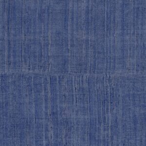 Indigo blauw behang met een zijdeachtige structuur en een subtiel geweven patroon uit de Arte Katan Silk collectie.