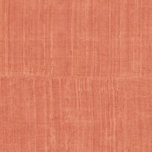 Textuur van Arte Katan Silk behang in koraalrood met een subtiele zijdeachtige structuur.