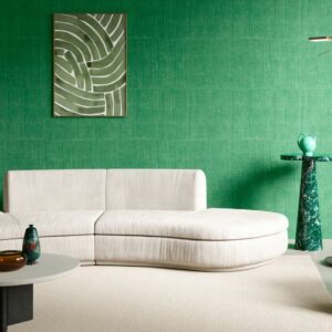 Modern interieur met een crèmekleurige bank en groen Arte KatanSilk 11504 behang op de muur.