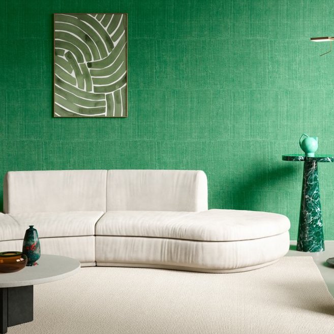 Modern interieur met een crèmekleurige bank en groen Arte KatanSilk 11504 behang op de muur.