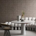 Moderne zithoek met Arte KatanSilk 11517 behang, een ronde marmeren tafel en designstoelen.