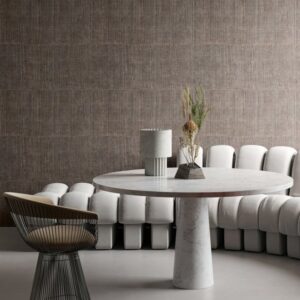 Moderne zithoek met Arte KatanSilk 11517 behang, een ronde marmeren tafel en designstoelen.
