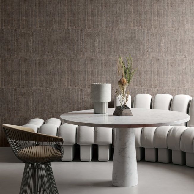 Moderne zithoek met Arte KatanSilk 11517 behang, een ronde marmeren tafel en designstoelen.