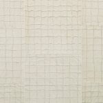 Lichtgrijze wandbekleding met een textuur en patroon dat doet denken aan fijn leer met een rasterstructuur, uit de Arte Kharga collectie in de kleur Dove Grey.